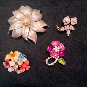 4 vintage brooches